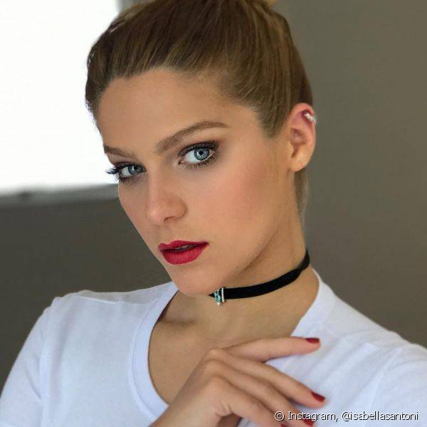 Red lips e unhas vermelhas deixaram o visual de Isabella Santoni super clássico e ousado (Foto: Instagram @isabellasantoni)